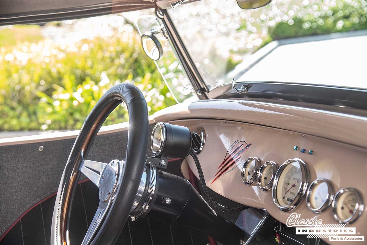 1934-Ford-roadster-gauges-wheel